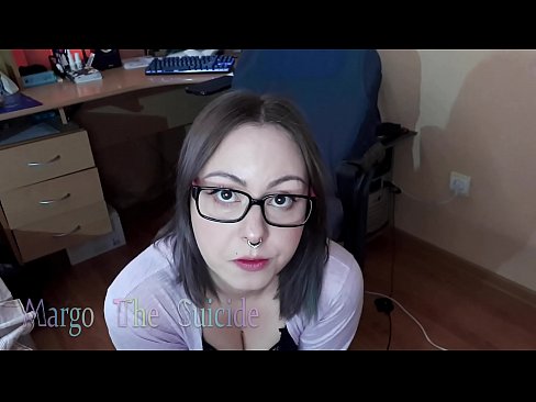 ❤️ Σέξι κορίτσι με γυαλιά πιπιλίζει Dildo βαθιά στην κάμερα Πόρνο vk ️❤